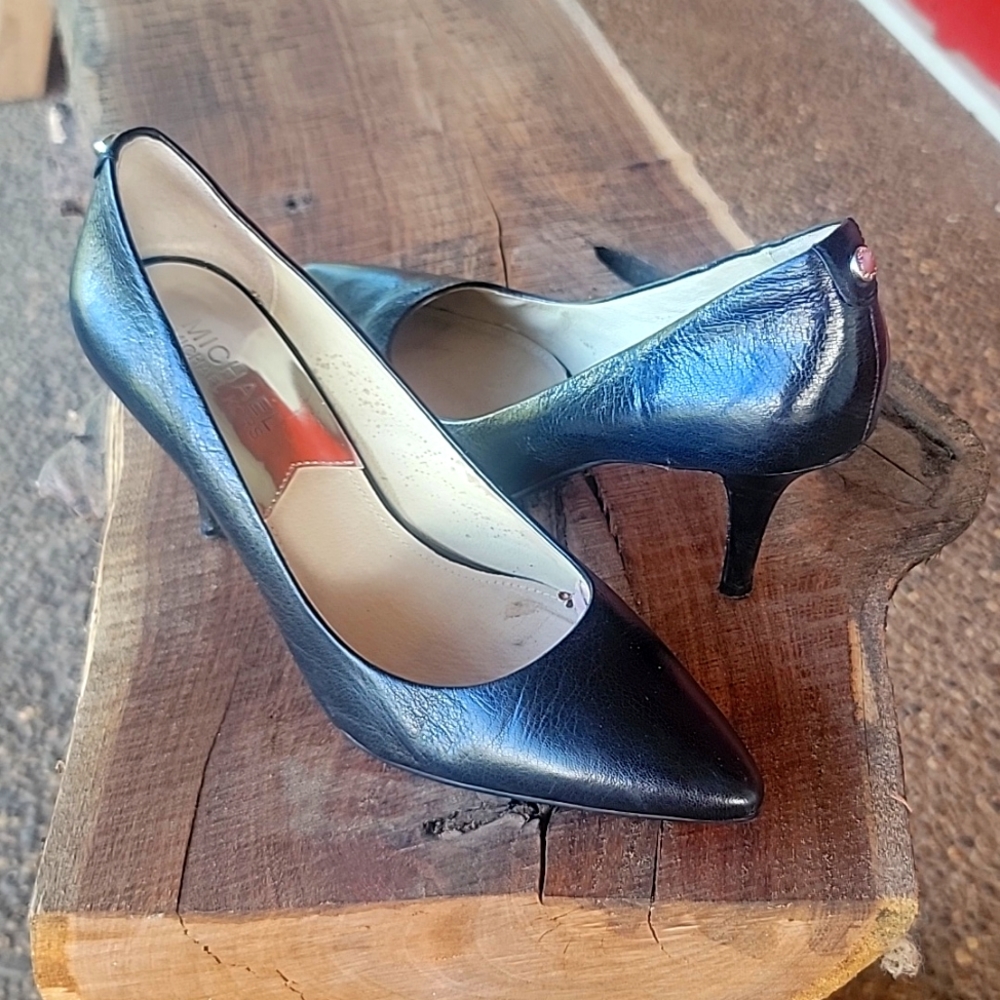 6.5 Michael Kors leather pumps